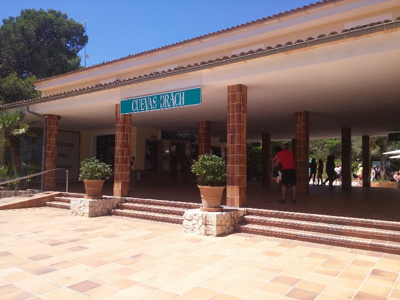 Wejście do Smoczych Jaskiń w Porto Cristo