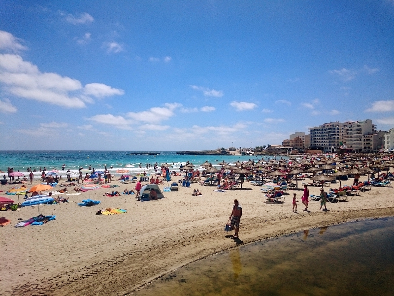 Widok na plażę z mostku w S'illot